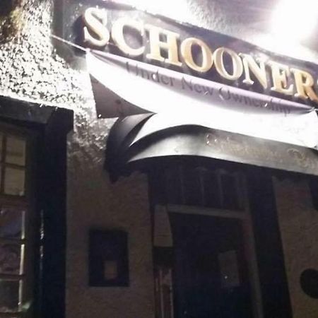 Stunning 2-Bed Apartment above Schooners Bar Neath Eksteriør bilde