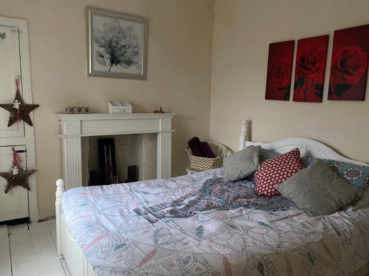 Stunning 2-Bed Apartment above Schooners Bar Neath Eksteriør bilde