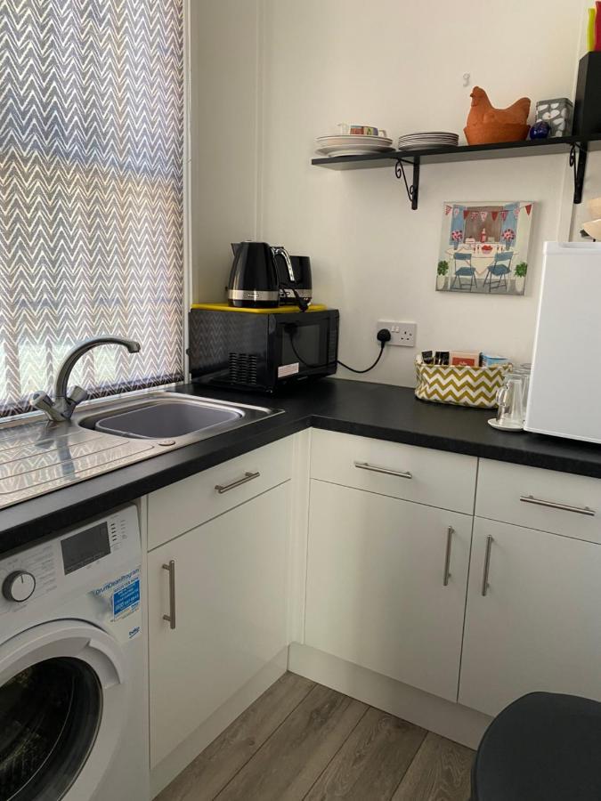 Stunning 2-Bed Apartment above Schooners Bar Neath Eksteriør bilde