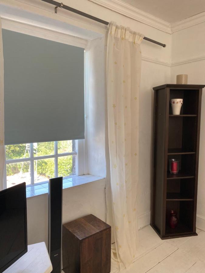 Stunning 2-Bed Apartment above Schooners Bar Neath Eksteriør bilde