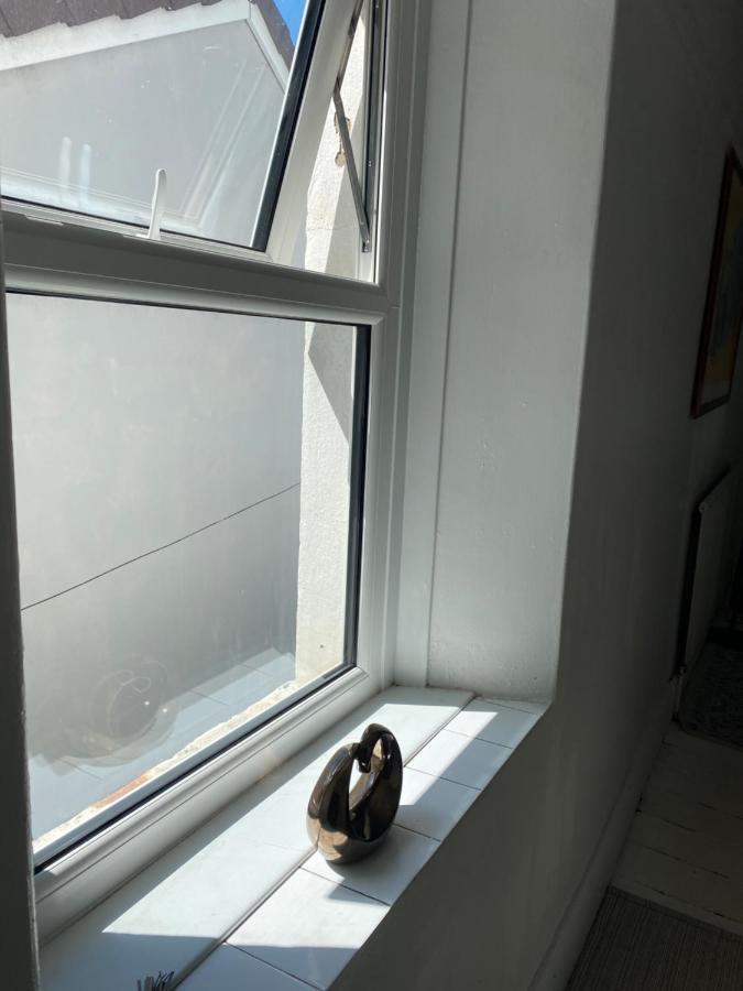Stunning 2-Bed Apartment above Schooners Bar Neath Eksteriør bilde