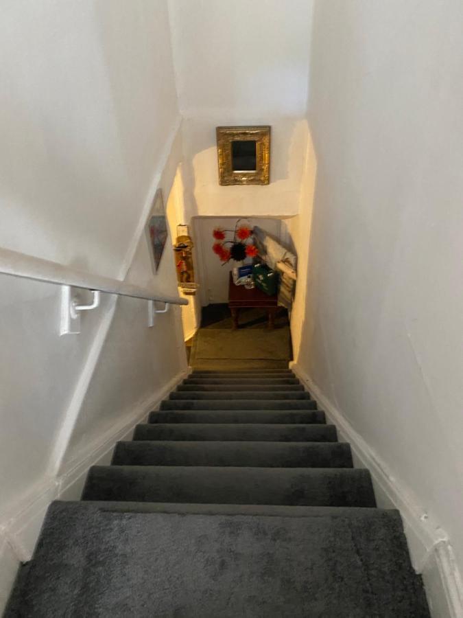 Stunning 2-Bed Apartment above Schooners Bar Neath Eksteriør bilde