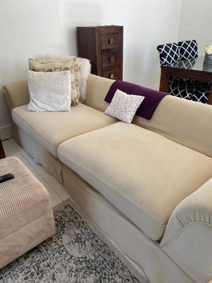 Stunning 2-Bed Apartment above Schooners Bar Neath Eksteriør bilde