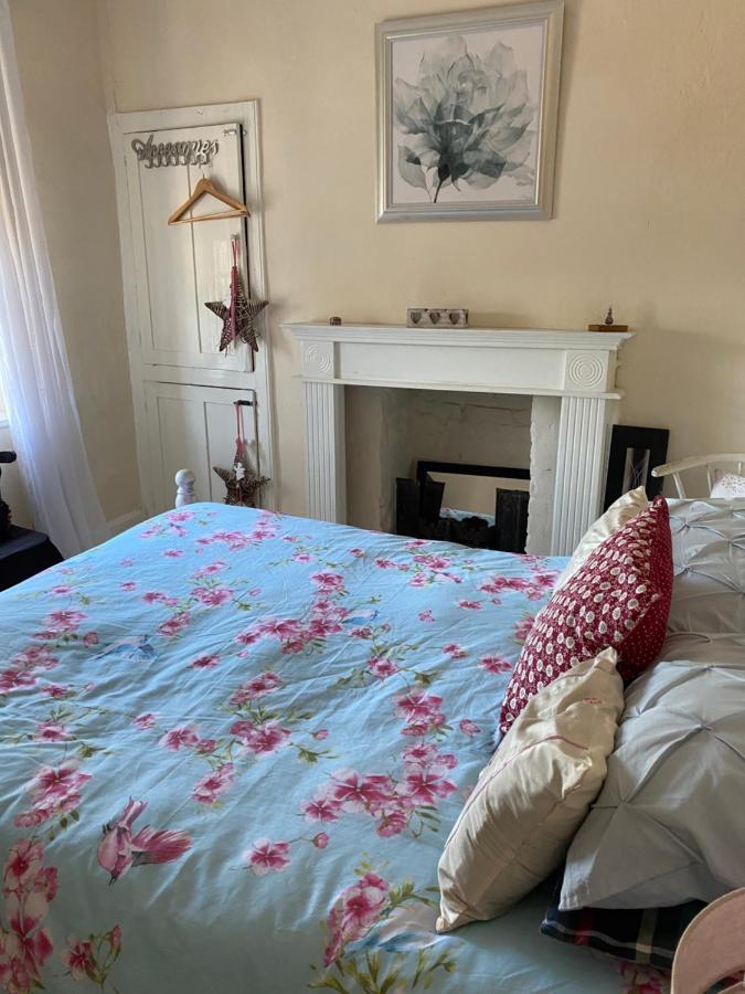 Stunning 2-Bed Apartment above Schooners Bar Neath Eksteriør bilde
